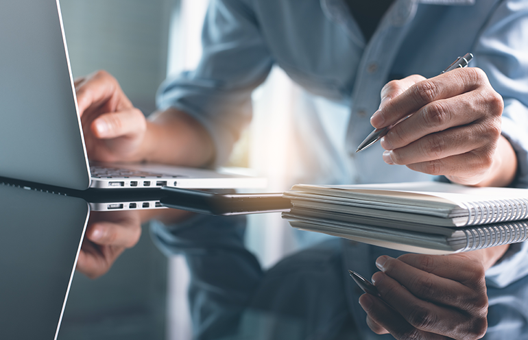 Imagen de persona usando una laptop