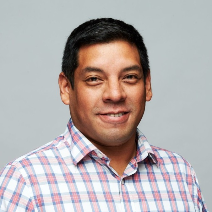 imagen del docente victor cadenas