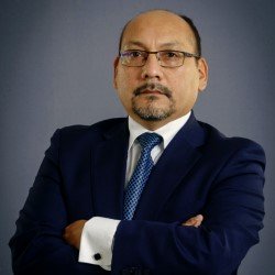 imagen del docente aldo de a cruz