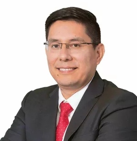 imagen del docente julio yzaguirre