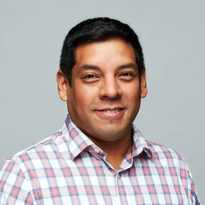 imagen del docente victor cadenas