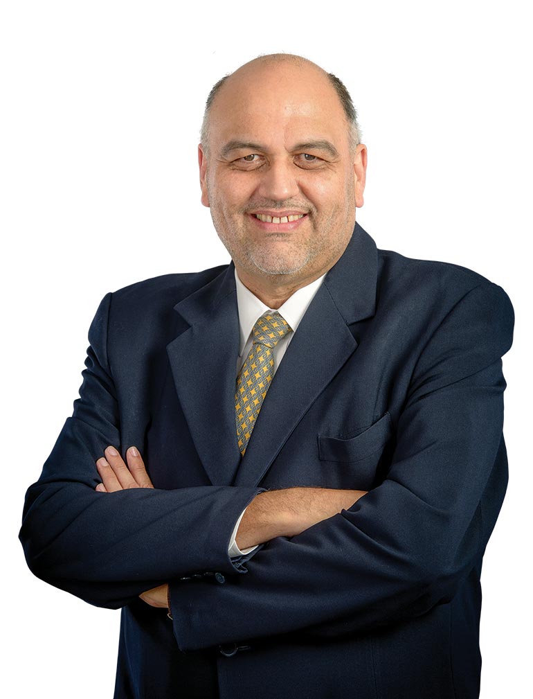 imagen de docente cesar fuentes